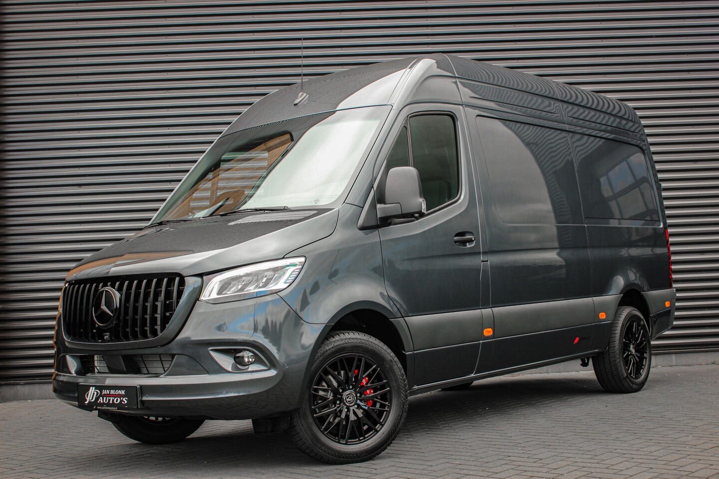 Mercedes-Benz Sprinter - 319CDI L2H2 RWD 190PK FULL BLACK JB- EDITION / 3500KG / NEW / DIRECT RIJDEN / NAVIGATIE / - AutoWereld.nl