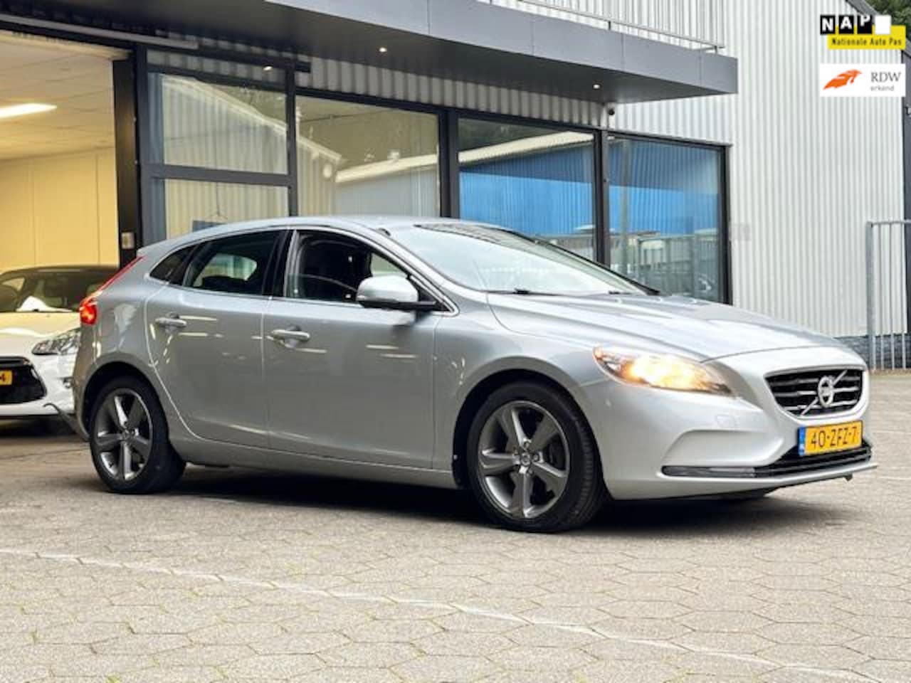 Volvo V40 - 1.6 T3 Momentum / 2012 / Navi / Cruise / Blis - AutoWereld.nl