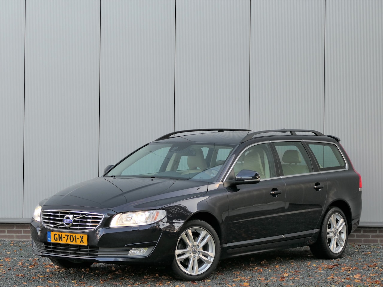 Volvo V70 - T4 Dynamic Edition Xenon / Afneembare trekhaak / Navi / Bluetooth - AutoWereld.nl