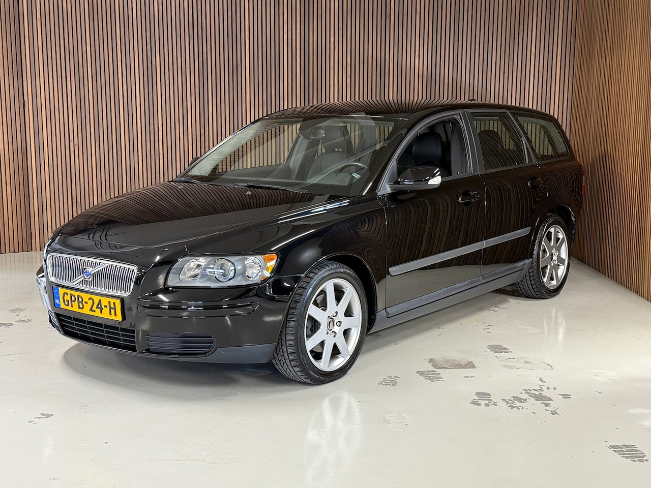 Volvo V50 - 2.4 Kinetic - Youngtimer - lage km stand - fiscaal aantrekkelijk - AutoWereld.nl