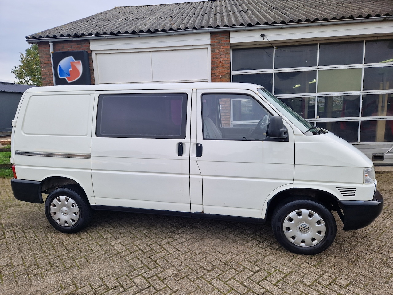 Volkswagen Transporter - 1.9 TD DC 6 persoons - Apk 14-10-2025 !! - AutoWereld.nl