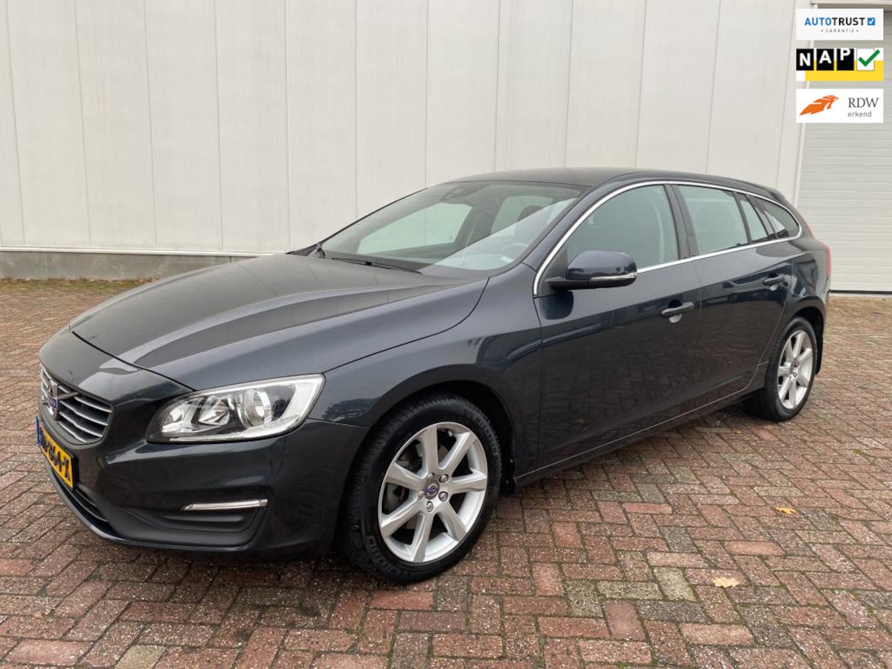 Volvo V60 - 1.5 T3 Momentum airco trekhaak 2015 nl auto - AutoWereld.nl