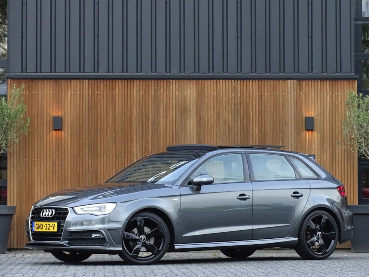 Audi A3 - 122PK / S-Line / Panorama / B&O / LED - AutoWereld.nl