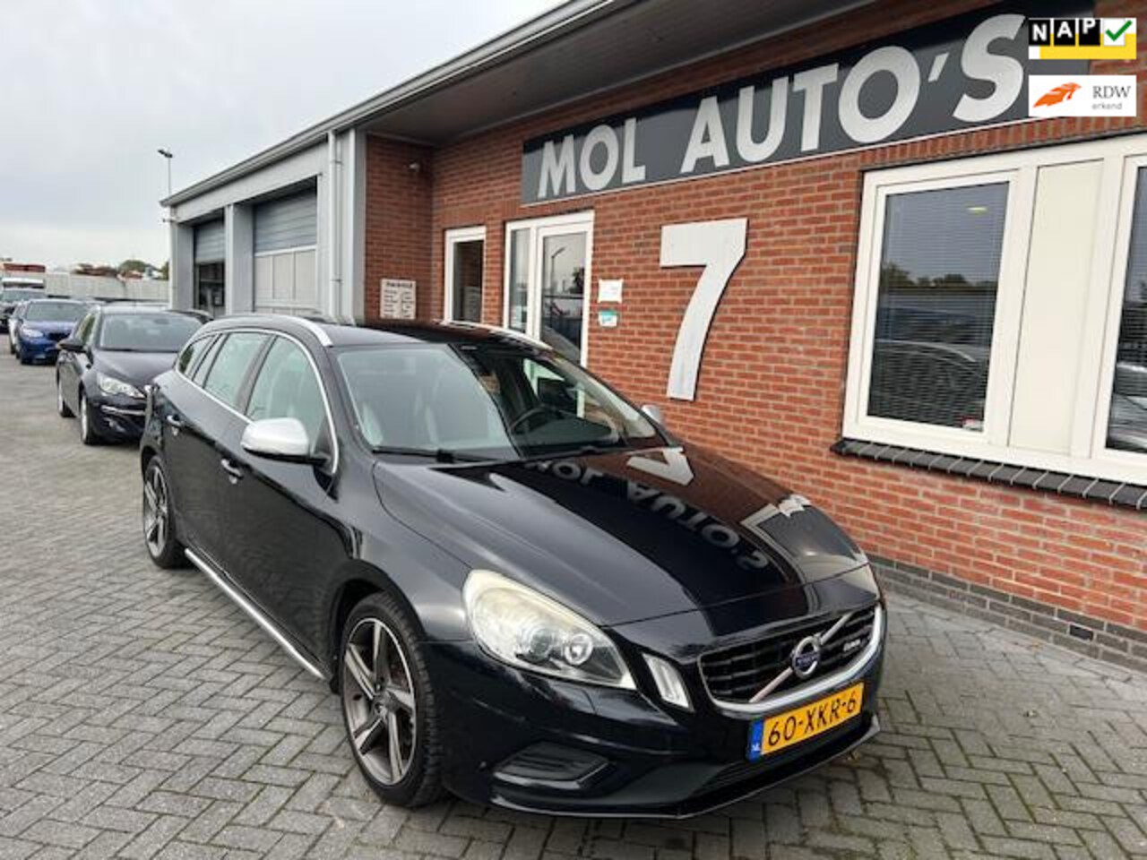 Volvo V60 - 1.6 T3 R-Design 1.6 T3 R-Design , Navi , APK 04-25 - AutoWereld.nl