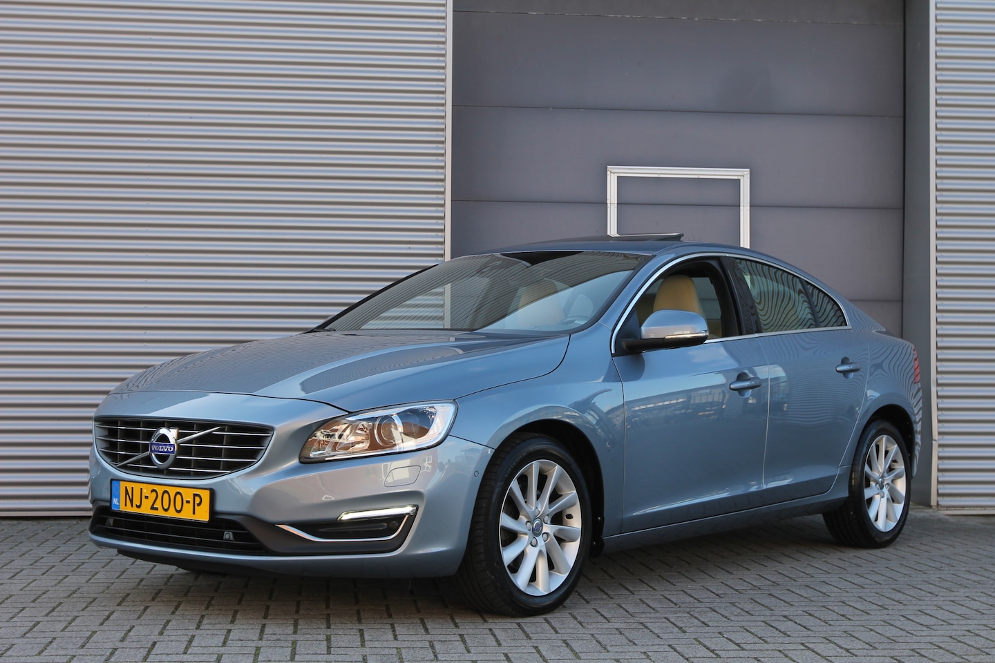 Volvo S60 - 1.5 T3 Nordic+ I AUT. I NAVI I CAMERA I LEDER I SCHUIFDAK - AutoWereld.nl