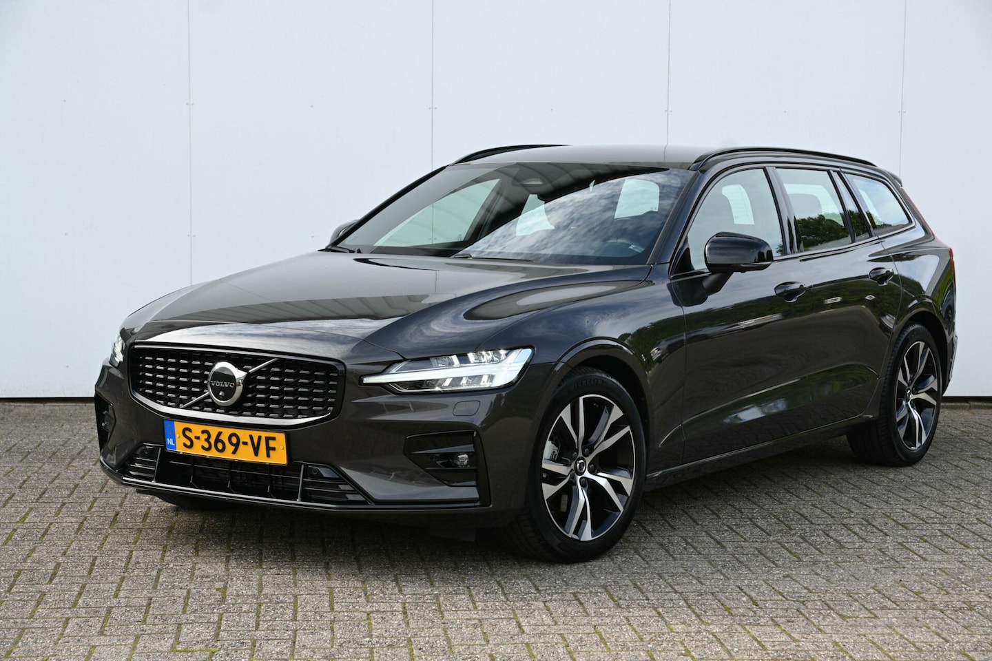 Volvo V60 - B4 Plus Dark -360°camera-Harman Kardon-Trekhaak - AutoWereld.nl