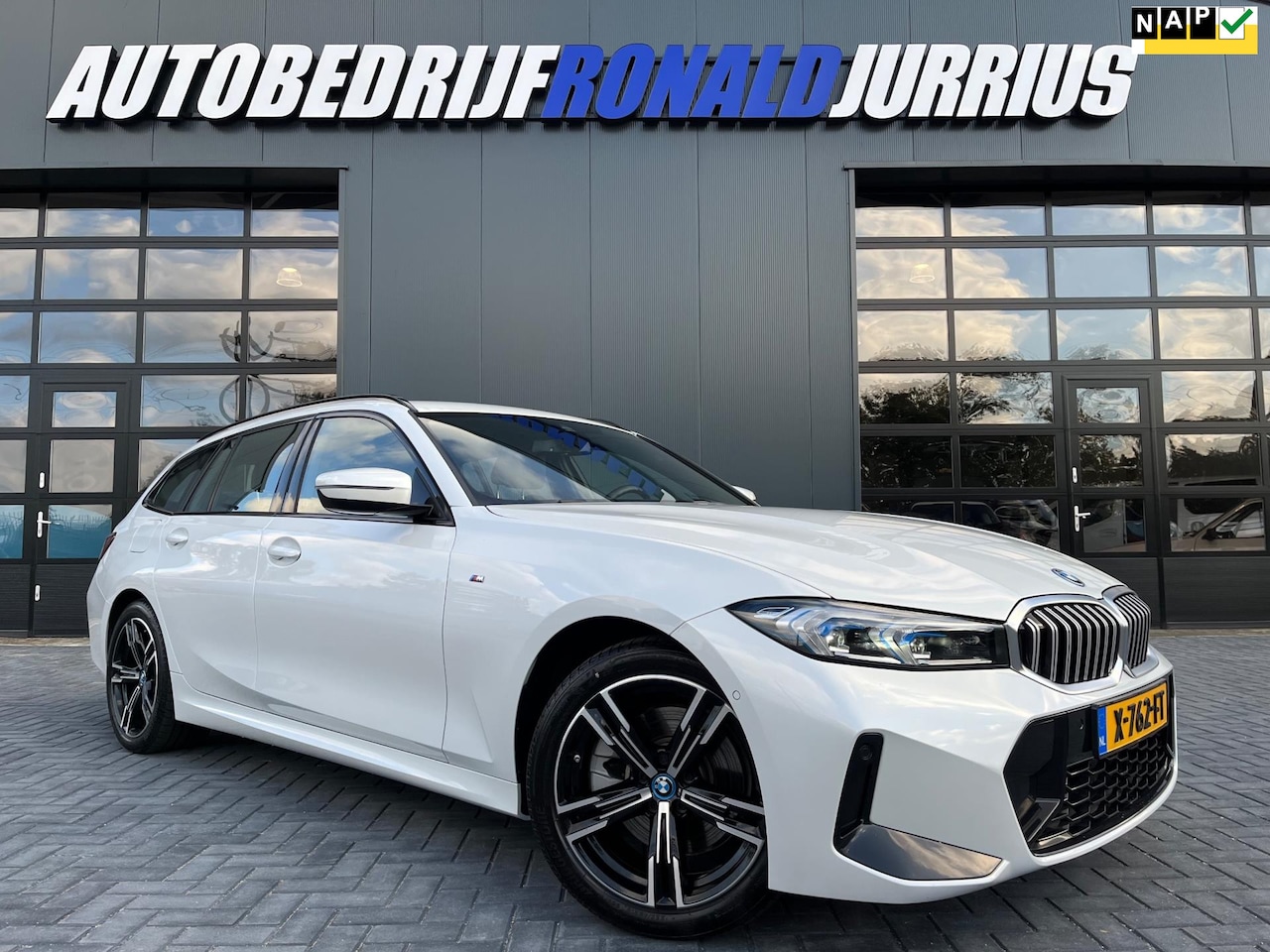 BMW 3-serie Touring - 320e NL.Auto/M-Pakket/Leder-Alcantara/Camera/240Pk/Gratis onderhoud tot 2026/1Ste Eigenaar - AutoWereld.nl