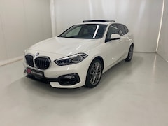 BMW 1-serie - 120i Sport Line Pano Navi Zwart optiek 18 Inch