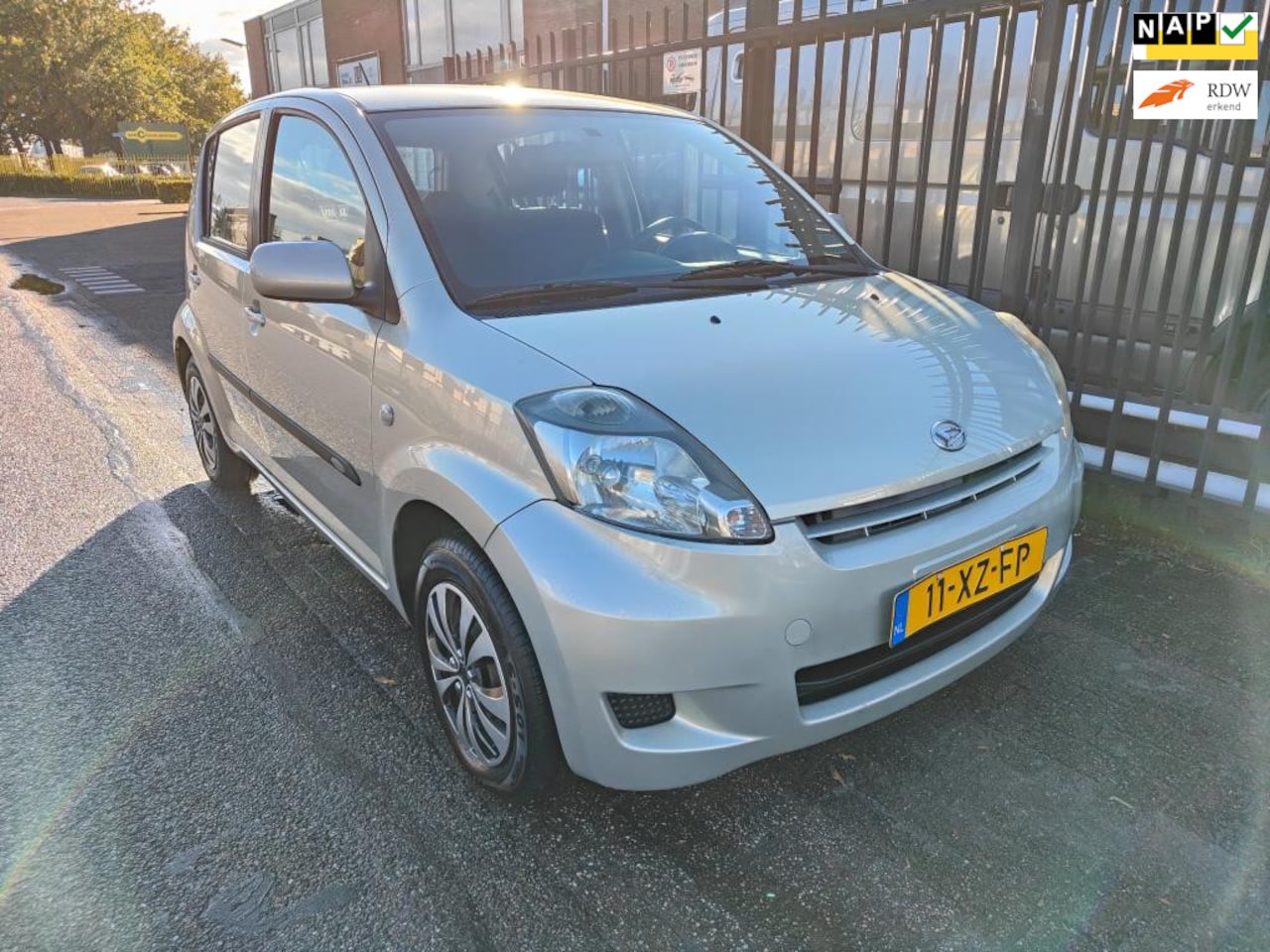 Daihatsu Sirion 2 - 1.0-12V Premium 1.0-12V Premium ( Apk tot 08-01-2025 ) - AutoWereld.nl