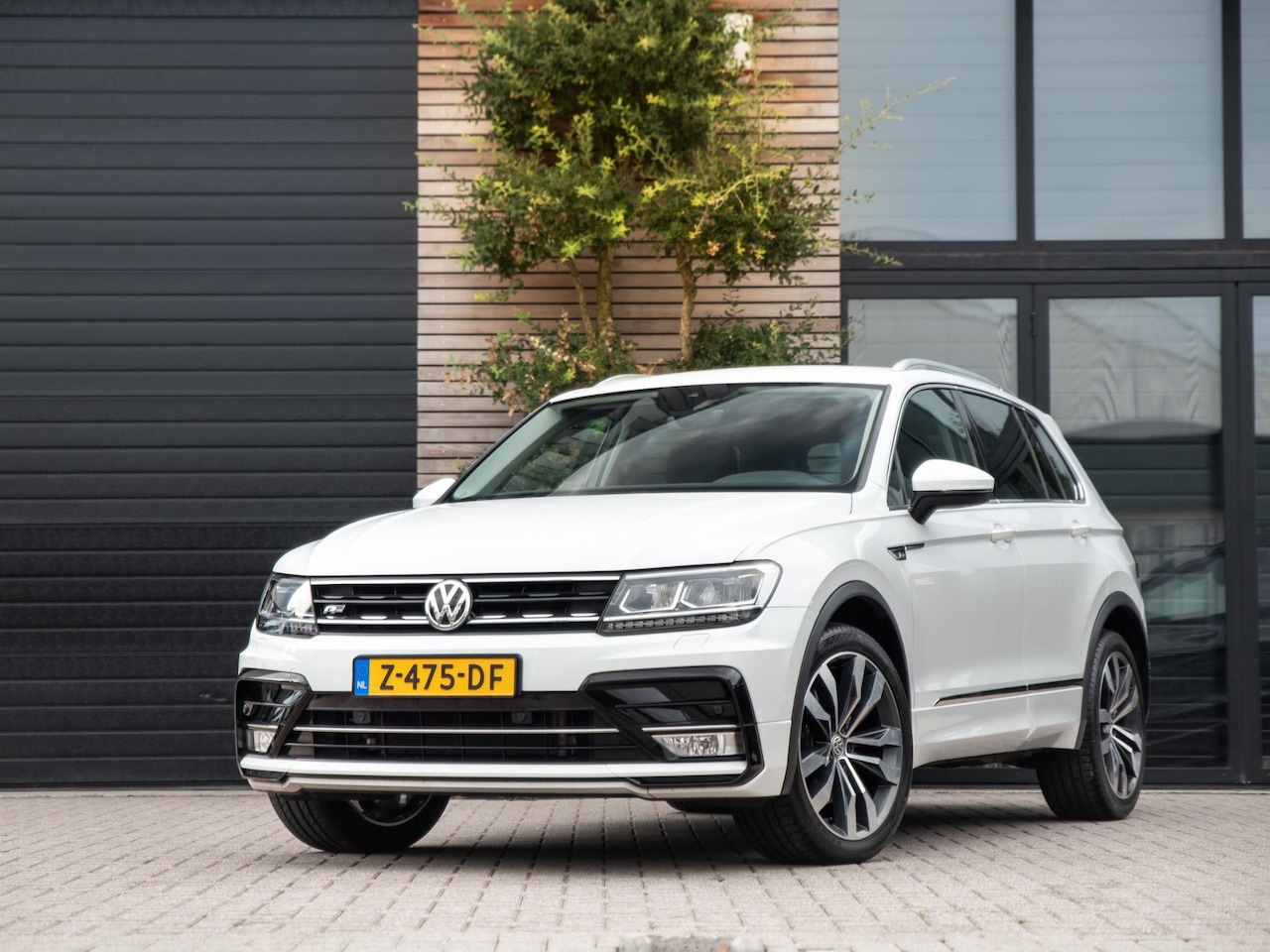 Volkswagen Tiguan - 2.0 TSI 4Motion R-Line Virtual ACC Carplay 20' - AutoWereld.nl