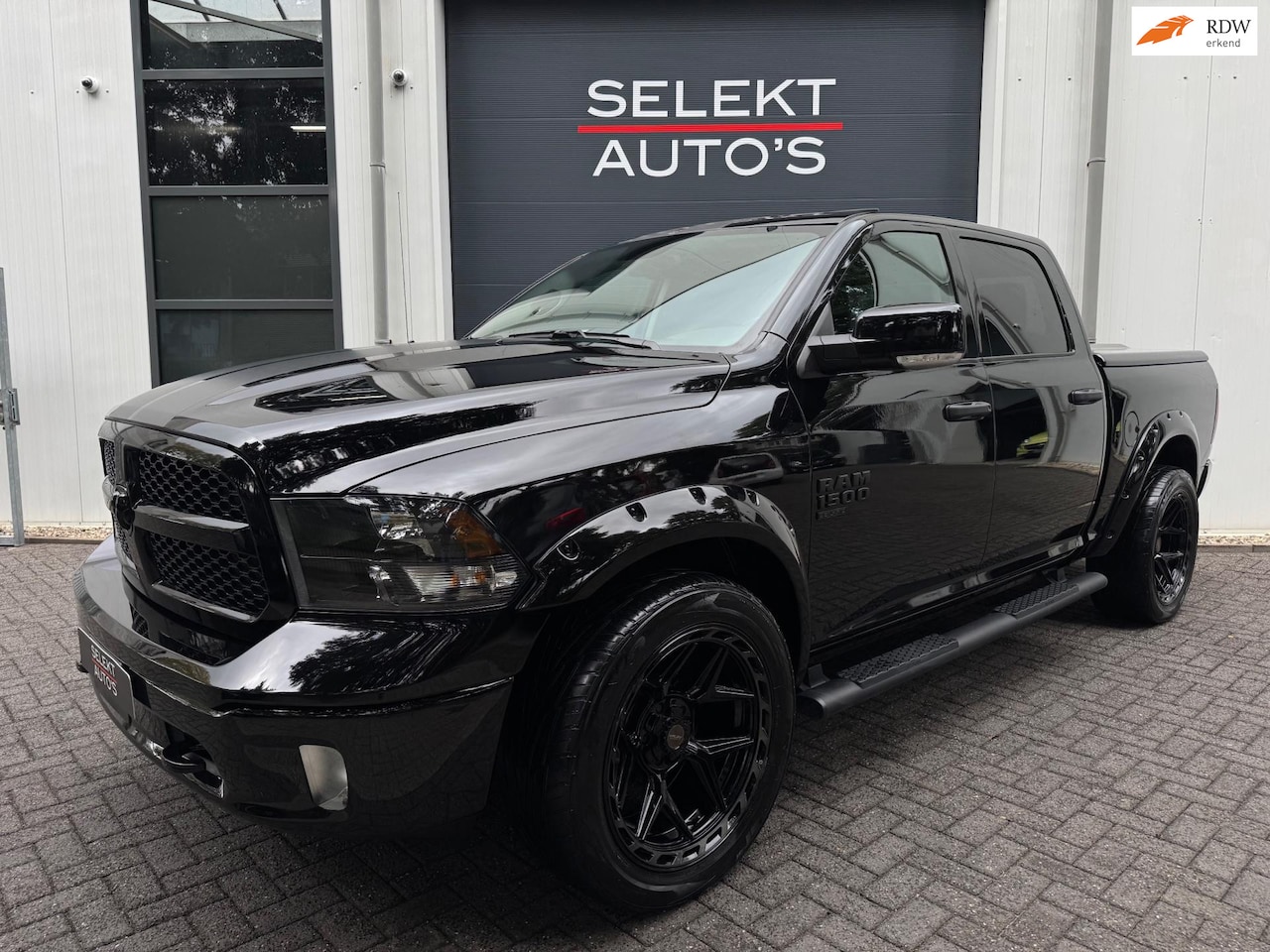 Dodge Ram 1500 - 5.7 Hemi 4x4 Classic V8 NAP Schuifdak/Leder/22 Inch/Navi/Climate/Cruise/Bluetooth/Trekhaak - AutoWereld.nl