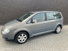 Volkswagen Touran - 1.6-16V FSI|PDC|Trekhaak|Cruise|Nw Apk|