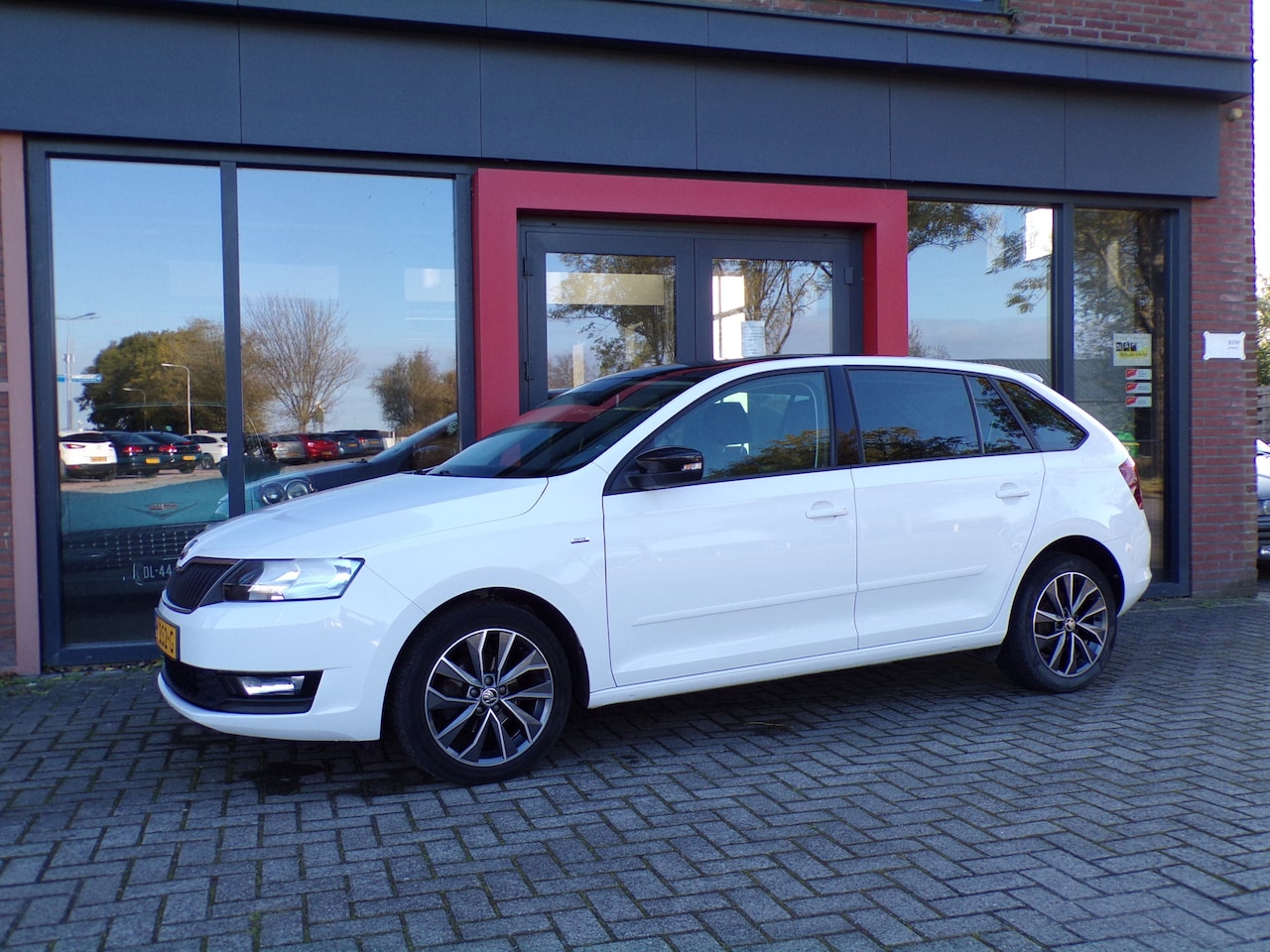 Skoda Rapid Spaceback - 1.0 TSI Greentech Drive Pano Stoelverwarming Trekhaak NAP - AutoWereld.nl