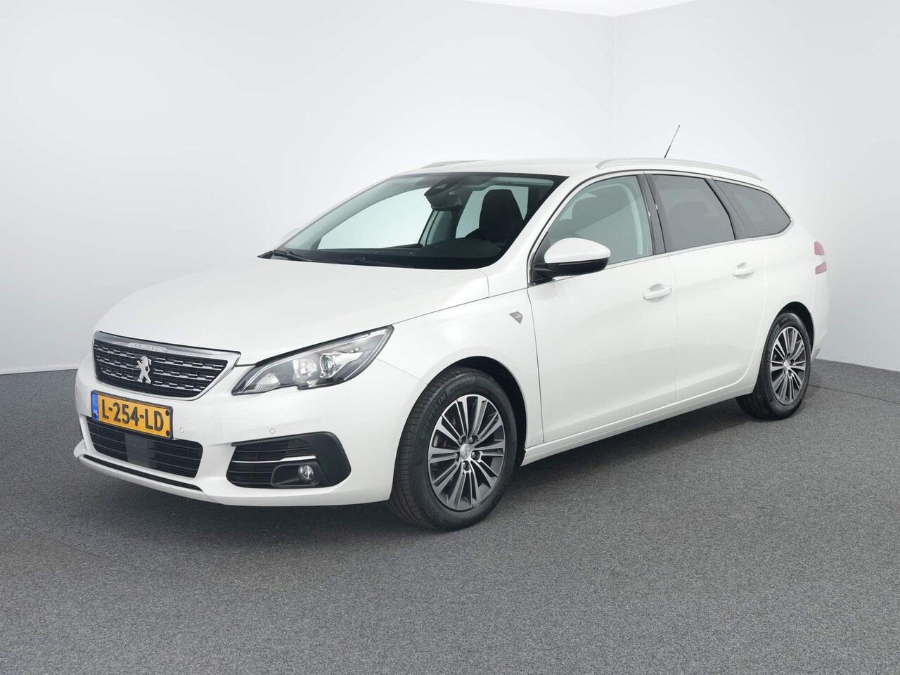 Peugeot 308 - Road Trip 1.2 130 PK | Adapt. Cruise | Cam. | Alcantara | Navi | Xenon | Clima ^& Cruise C - AutoWereld.nl