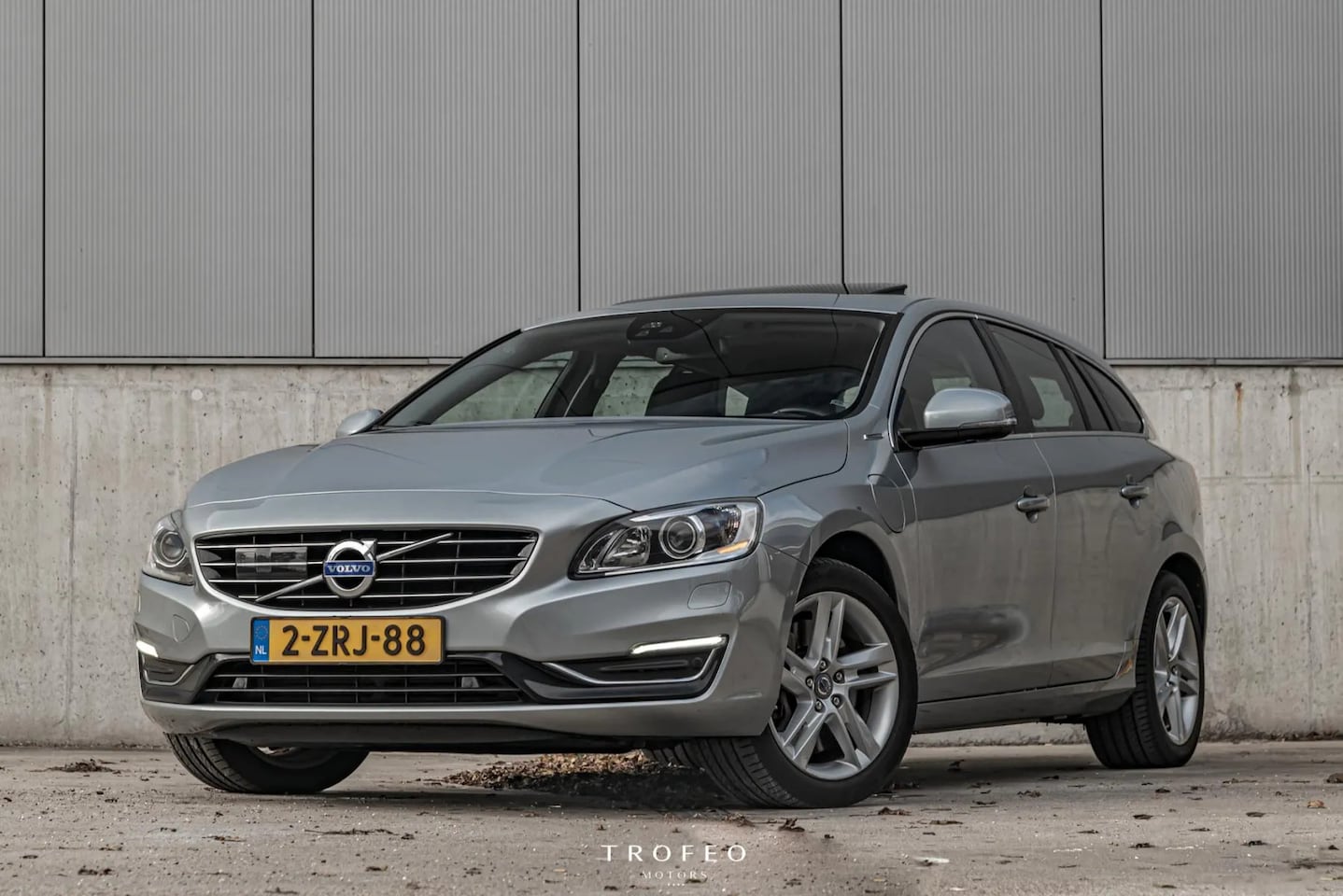 Volvo V60 - 2.4 D6 AWD Summum (286PK) NL, Schuifdak, Leder, Stuurvw - AutoWereld.nl