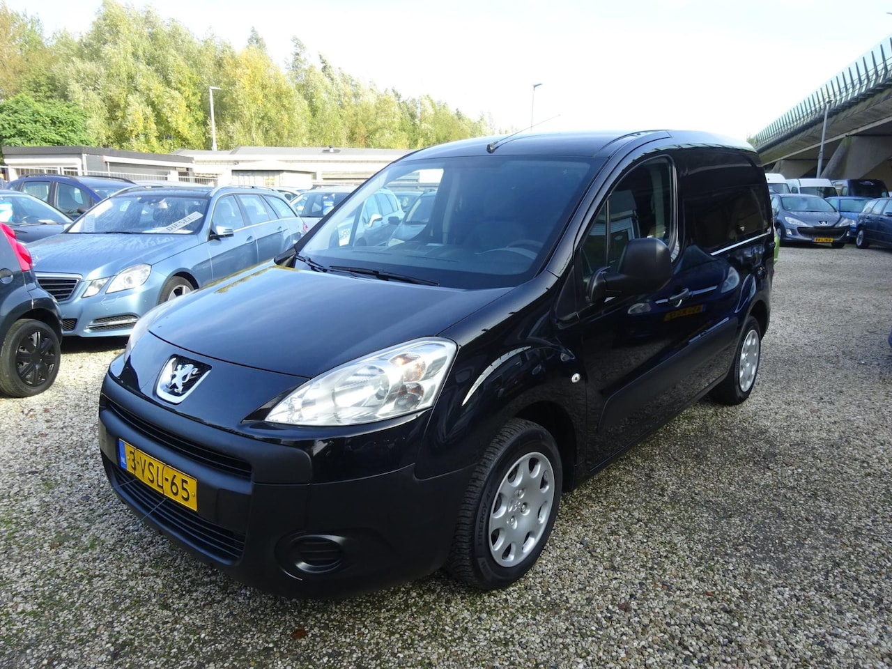 Peugeot Partner - 120 1.6 HDI L1 XT 120 1.6 HDI L1 XT, Airco, Trekhaak, Bijzonder mooi - AutoWereld.nl