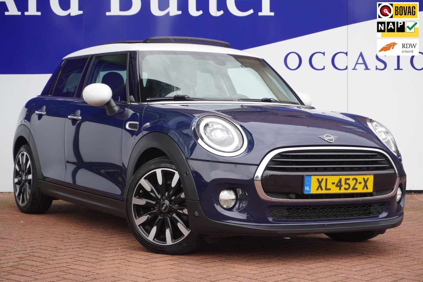 MINI Cooper - Mini 1.5 Full-Navigatie / Apple-CarPlay / LED / Pano-dak / 17"LMV / Privacy-Glass / = ORIG - AutoWereld.nl