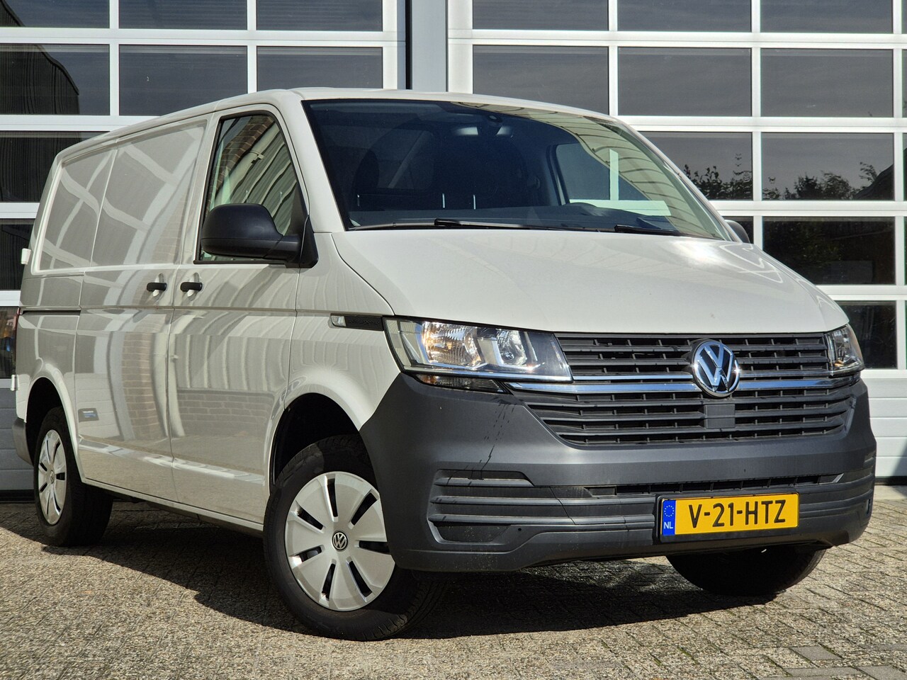 Volkswagen Transporter - 2.0 TDI 150Pk L1H1 | BETIMMERD | TREKHAAK | - AutoWereld.nl