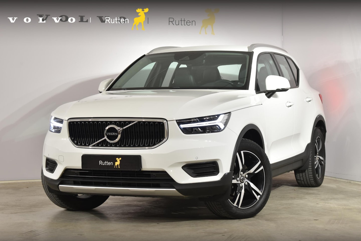 Volvo XC40 - T3 156PK Momentum / Navigatie / Elektrische achterklep / Semi elektrisch uitklapbare trekh - AutoWereld.nl