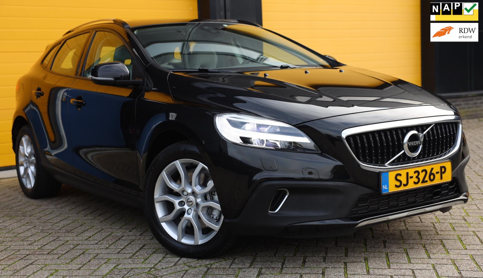 Volvo V40 Cross Country - 2.0 T3 Nordic+ / NAP / Cruise Control / Navi / Ecc / Elek Pakket / Stoelverwarming / Led / - AutoWereld.nl