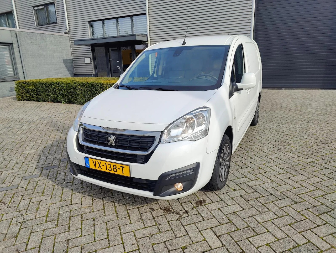 Peugeot Partner - 122 1.6 BlueHDi 2016 Euro 6Nette staat 3x persons - AutoWereld.nl