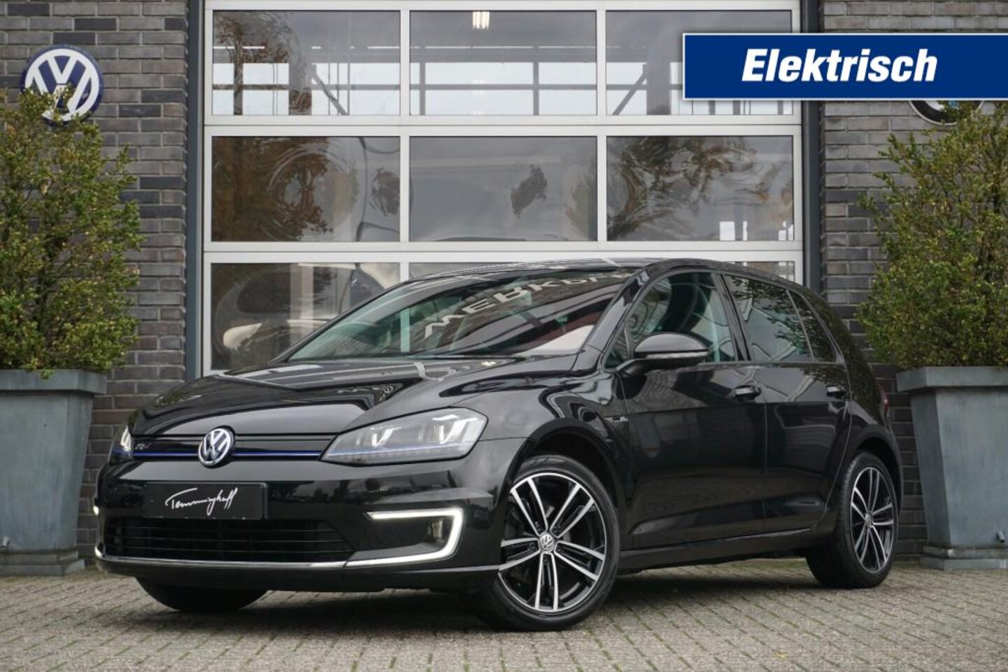 Volkswagen e-Golf - R-LINE - NAVI - CAMERA - STOELV. - AutoWereld.nl