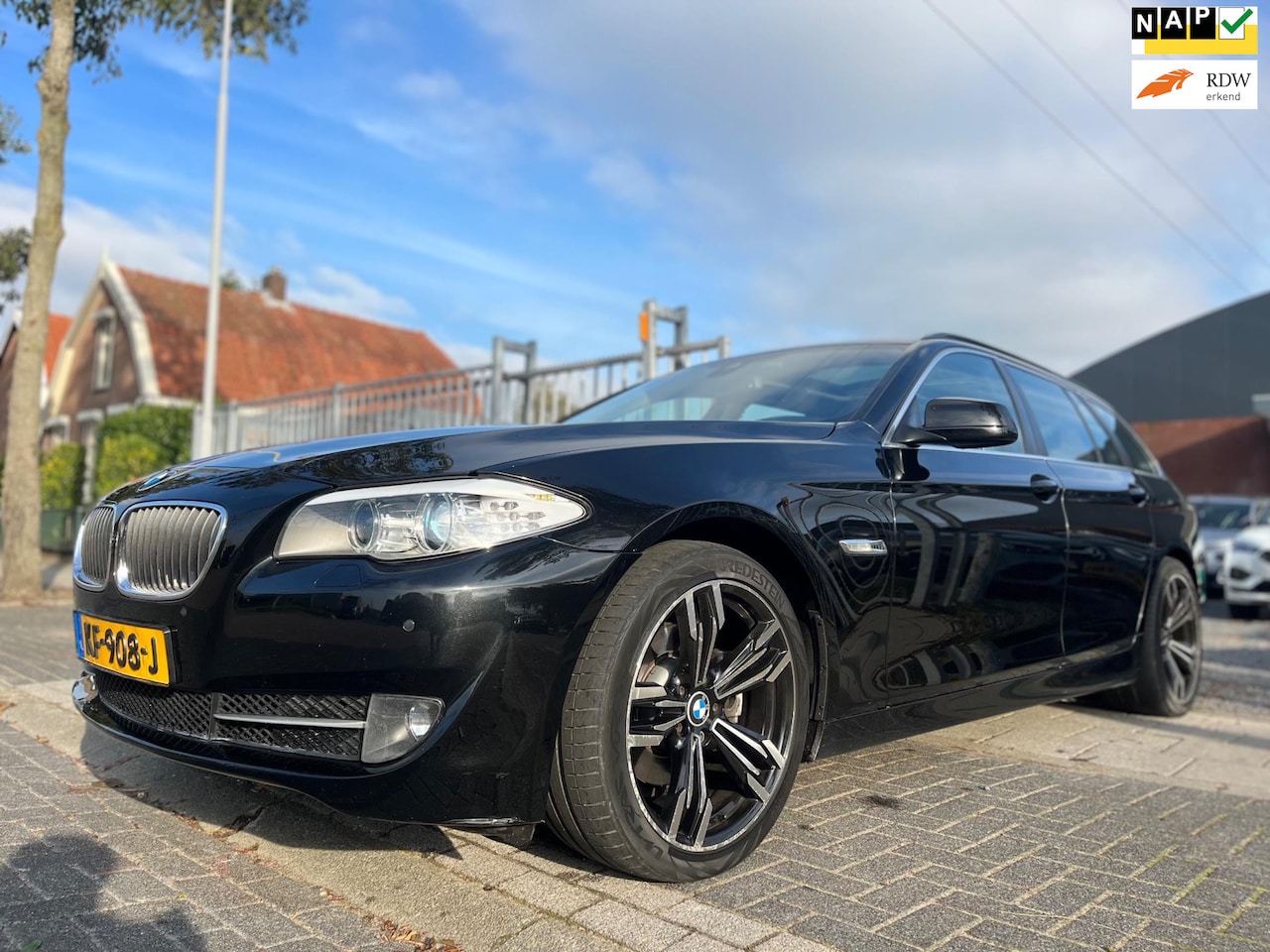 BMW 5-serie Touring - 520d | Panoramadak | 19” | leder | trekhaak | - AutoWereld.nl