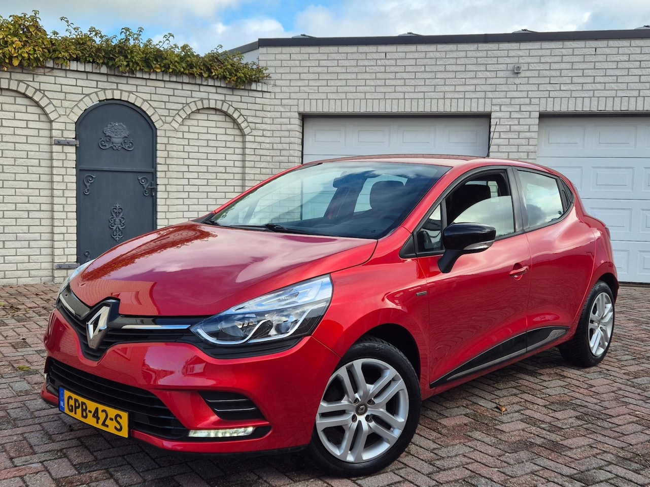 Renault Clio - 1.2 16v Limited Airco-cruise-led-27.000km!-2018 - AutoWereld.nl