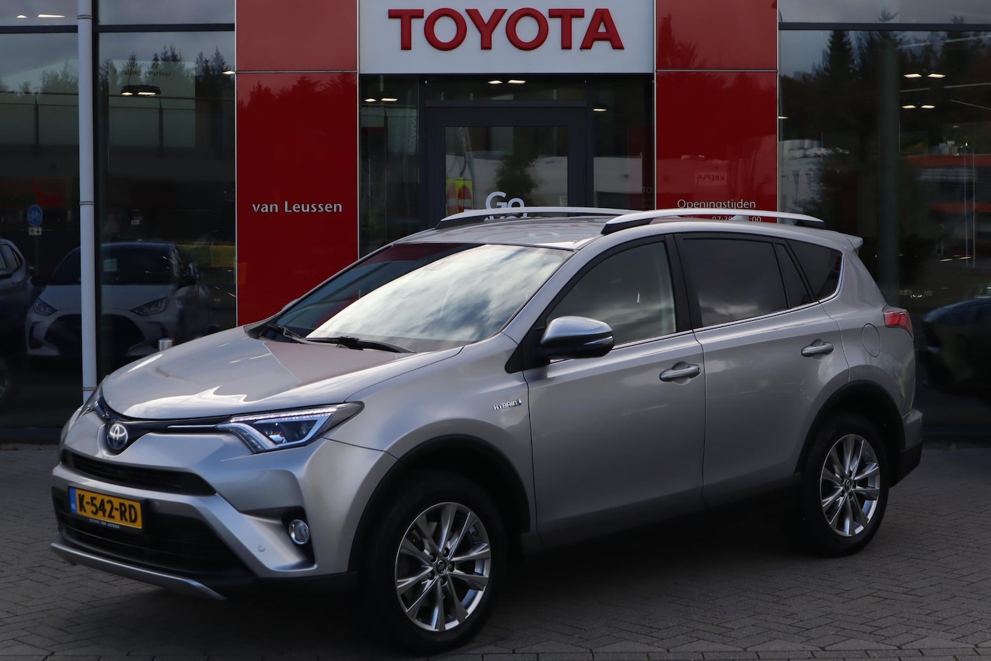 Toyota RAV4 - 2.5 HYBRID AWD EXECUTIVE NAVI LEDER+STOELVERW. AD-CRUISE MEMORY-SEAT TREKHAAK 18"LM-VELGEN - AutoWereld.nl