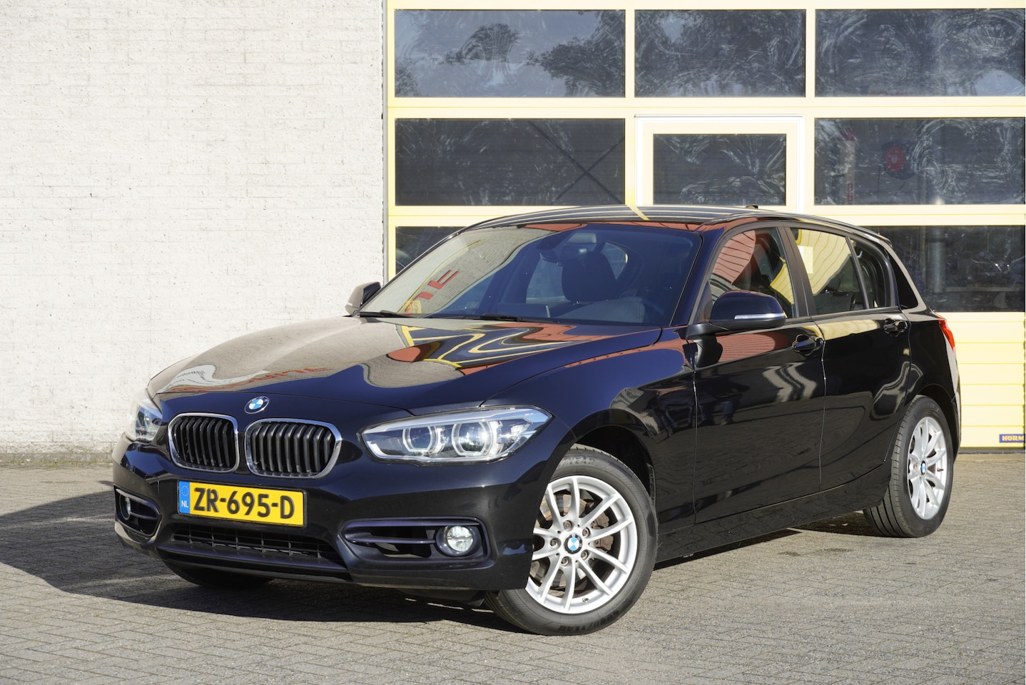 BMW 1-serie - 120i 184PK! Automaat 5drs Sport Line Edition BJ2019 Lmv 16" | Led V+A | Pdc | Groot navi | - AutoWereld.nl