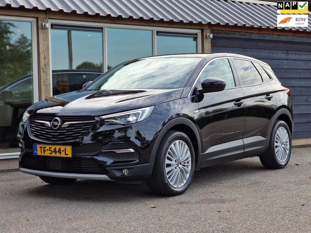 Opel Grandland X - Grandland 1.2 Turbo Business Executive (Trekhaak / Panodak / Leder / Sportstoelen / Climat - AutoWereld.nl