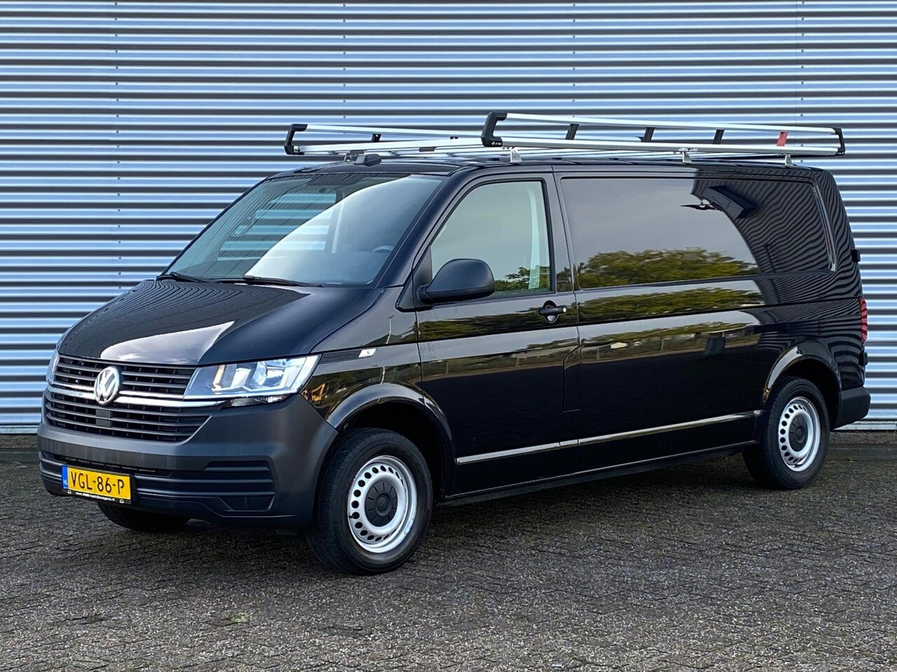 Volkswagen Transporter - 2.0 TDI L2H1 110PK Airco Navigatie Cruise Car-Play Trekhaak - AutoWereld.nl