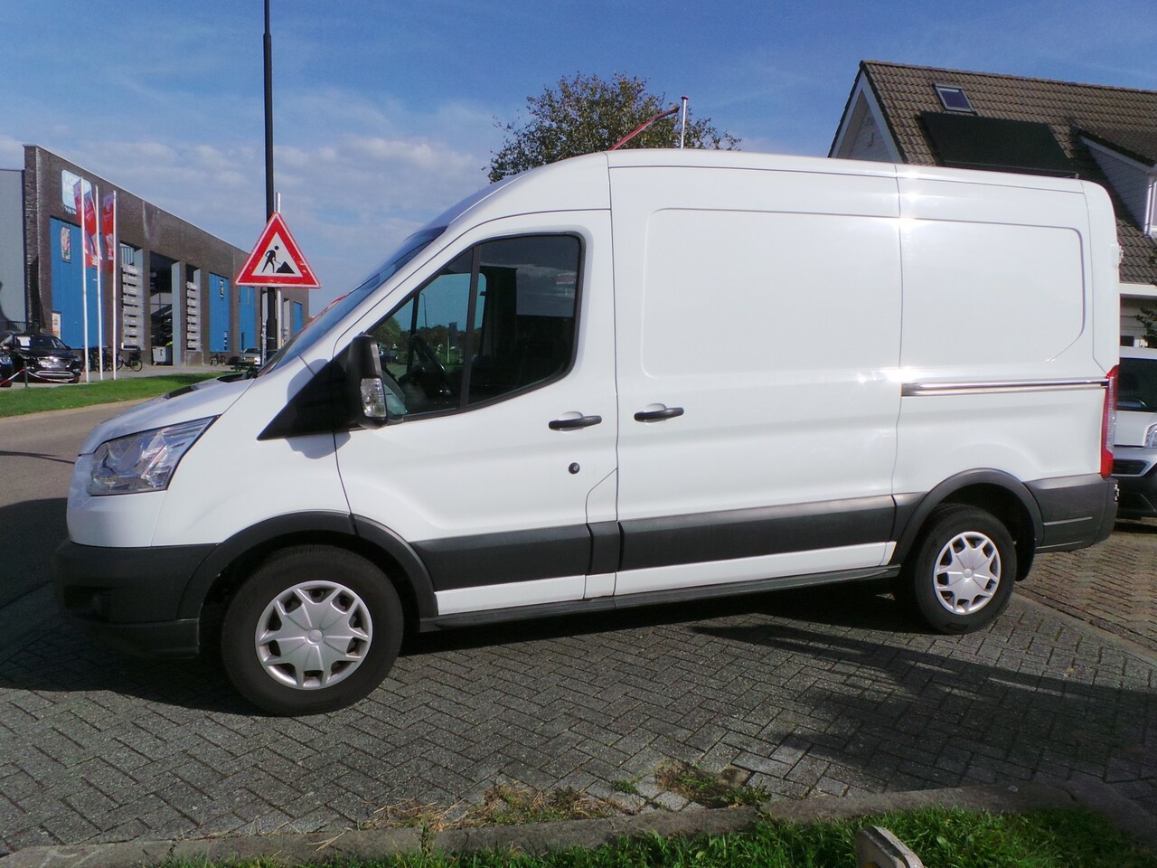 Ford Transit - 350 2.0 TDCI 131pk L2H2 Trend Airco,Cruise,Navi,Canera,Pdc,3 pers,Trekh 2 schuifdeuren - AutoWereld.nl