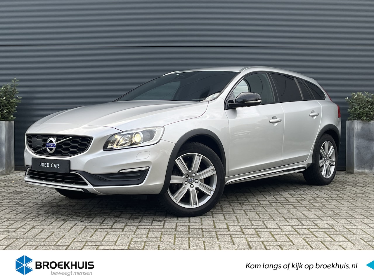 Volvo V60 Cross Country - T5 Nordic+ | Bi-Xenon | Adaptive Cruise | BLIS | Trekhaak | Standkachel | Keyless - AutoWereld.nl