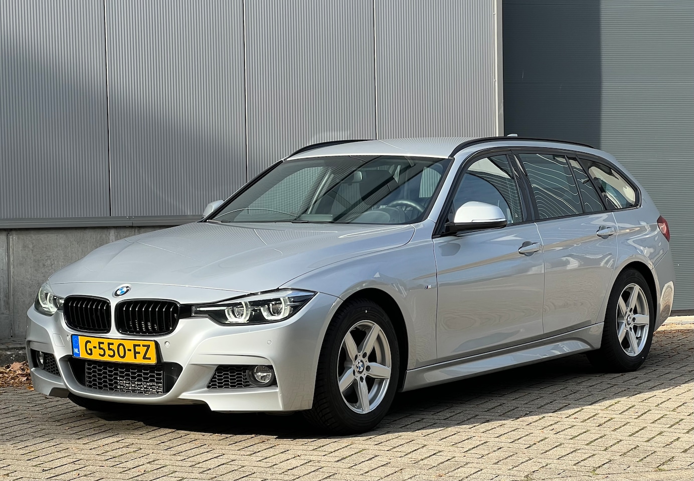 BMW 3-serie Touring - 318i M Sport Corporate Lease 93000KM | NAP | 2019 | Nieuwe APK | Trekhaak - AutoWereld.nl