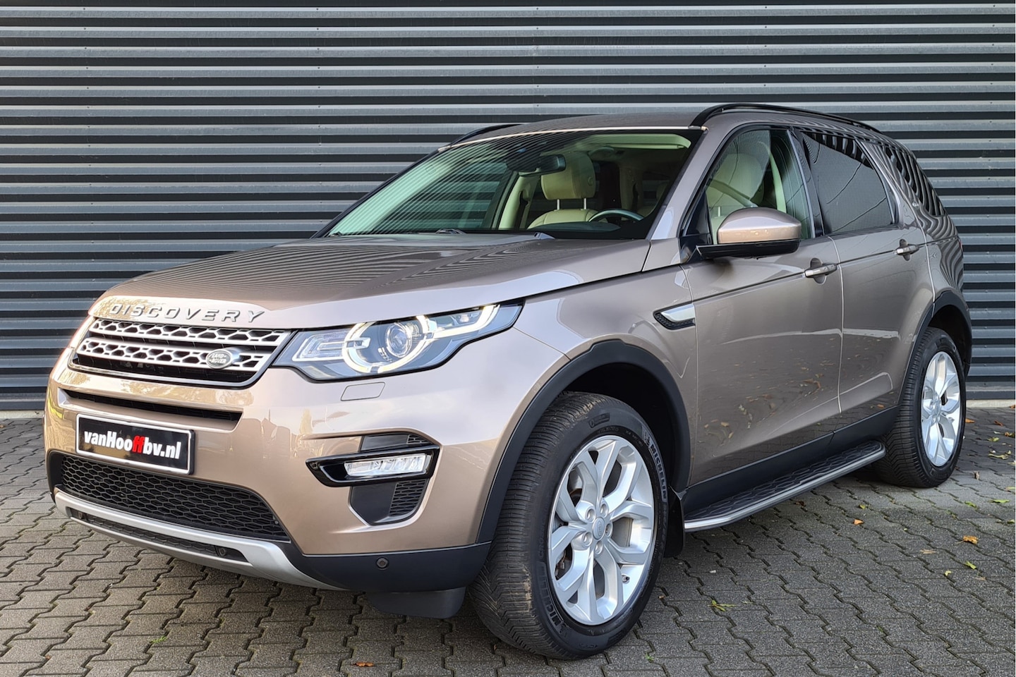 Land Rover Discovery Sport - TD4 180 HSE 7 zits -Pano - Trekhaak - AutoWereld.nl