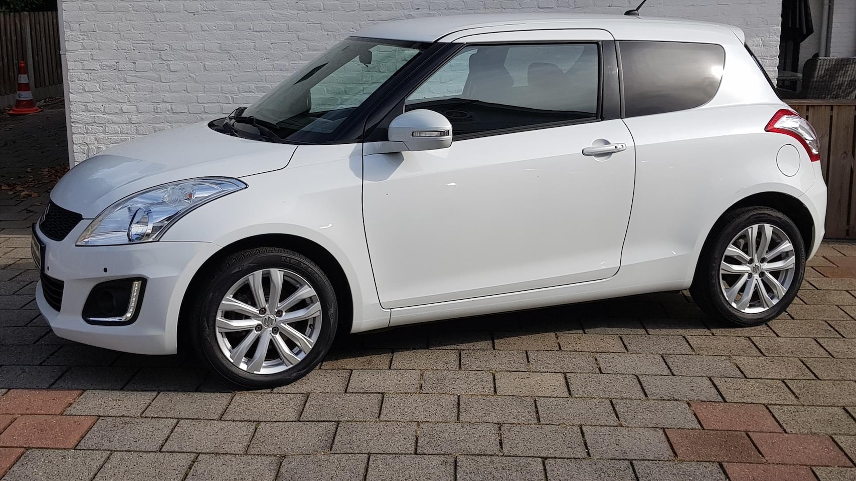 Suzuki Swift - 1.2 94pk 3drs exclusive clima/cruise/lmv 70000 km - AutoWereld.nl