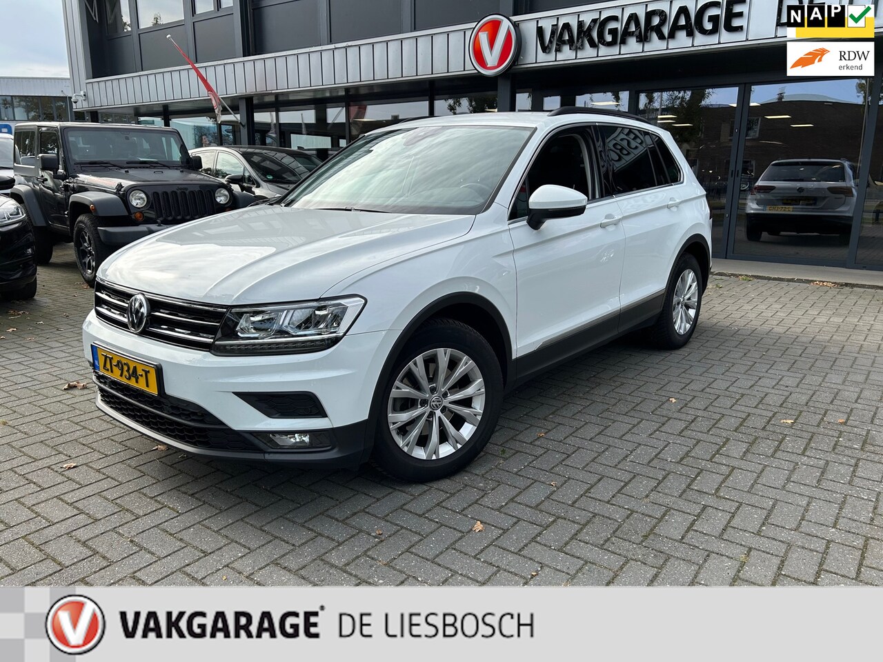 Volkswagen Tiguan - 1.5 TSI ACT Comfortline Business / Navigatie /led verlichting / elec achterklep /stoel ver - AutoWereld.nl