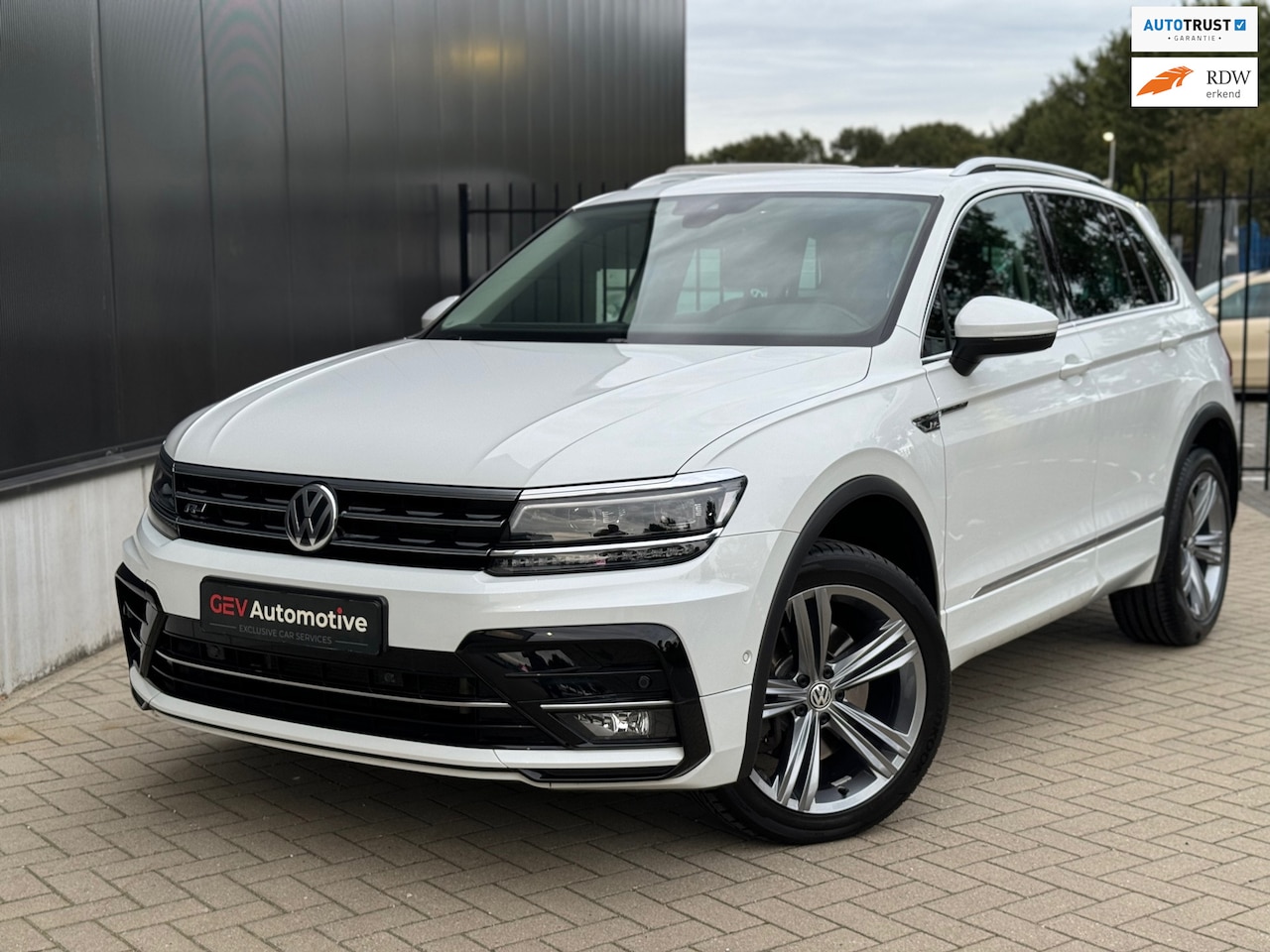 Volkswagen Tiguan - 2.0 TSI 4Motion Highline R-Line Panorama Memory Trekhaak ACC - AutoWereld.nl