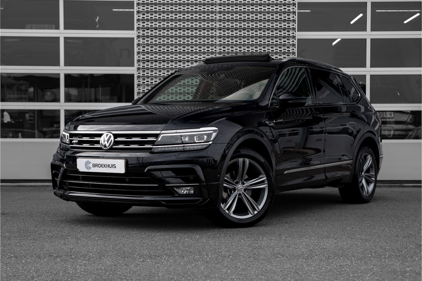 Volkswagen Tiguan Allspace - Highline Business R 1.5 TSI 110 kW/150 pk ACT DSG | 7seats | Panorama Dak | Trekhaak | - AutoWereld.nl