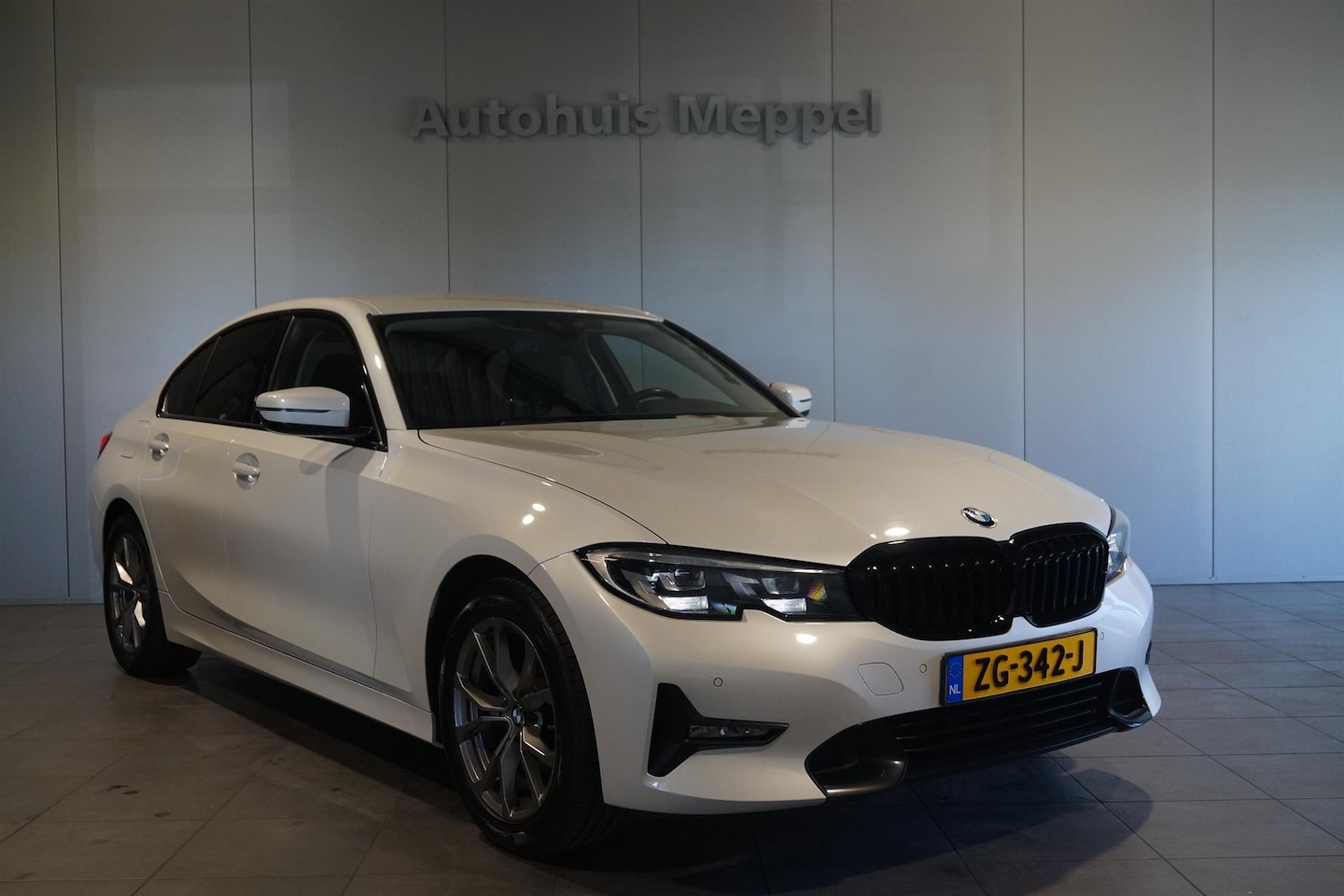 BMW 3-serie - 320i Executive | Automaat | LED | Sport Line | hoogglans Shadow Line | Afneembare trekhaak - AutoWereld.nl