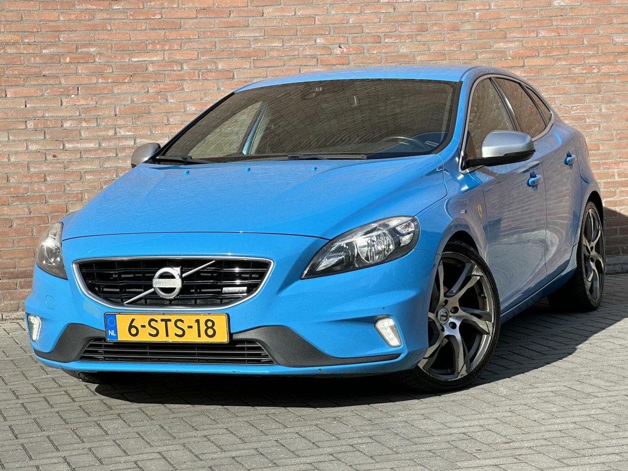 Volvo V40 - 1.6 D2 R-Design Rebel Blue - Leder - Trekhaak - Led - AutoWereld.nl