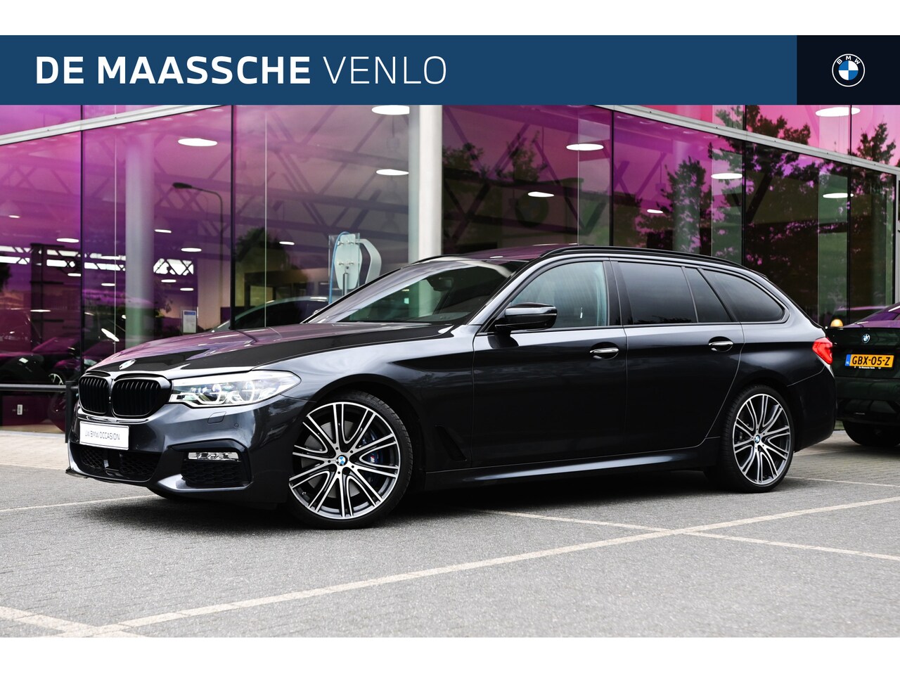 BMW 5-serie Touring - 540i xDrive High Executive M Sport Automaat / Panoramadak / Trekhaak / Bowers & Wilkins / - AutoWereld.nl