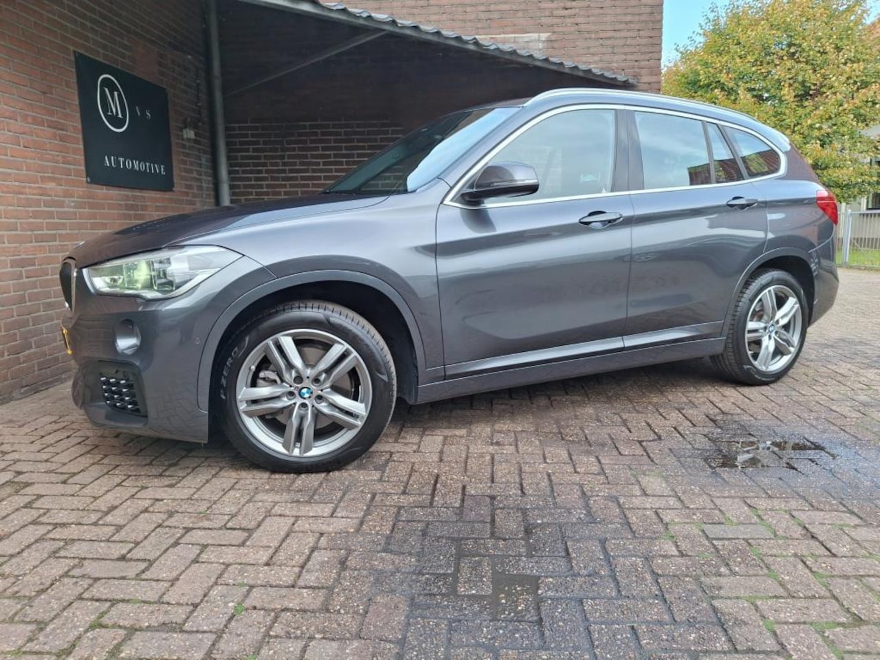 BMW X1 - SDrive20i High Executive M-Sport / Panoramadak / Apple Carplay / Head Up Display / Leder / - AutoWereld.nl