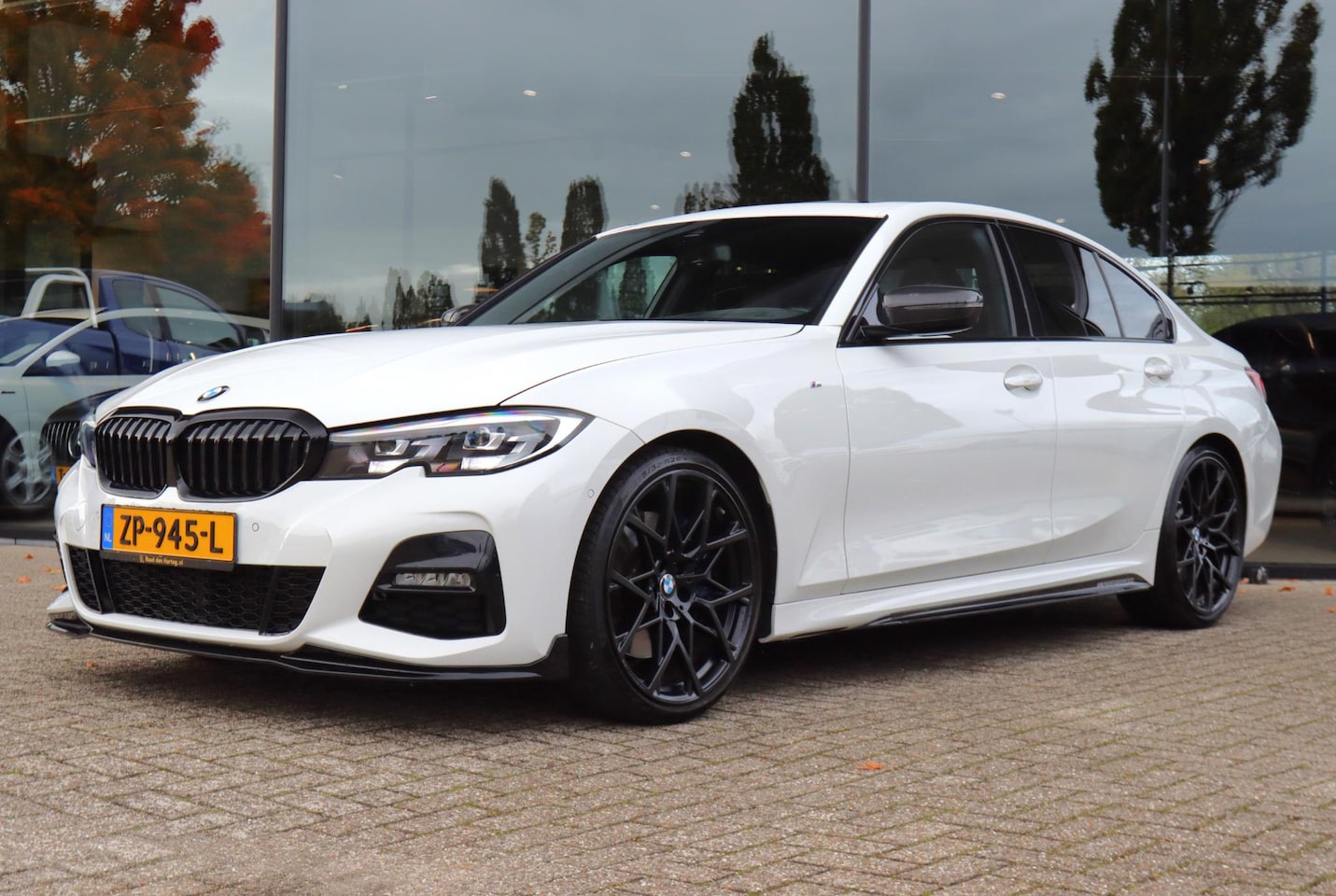 BMW 3-serie - 320i EXECUTIVE ED. M-PERFORMANCE M-SPORT 20 INCH | SCHUIFDAK | HEAD-UP | CARPLAY | FULL LE - AutoWereld.nl