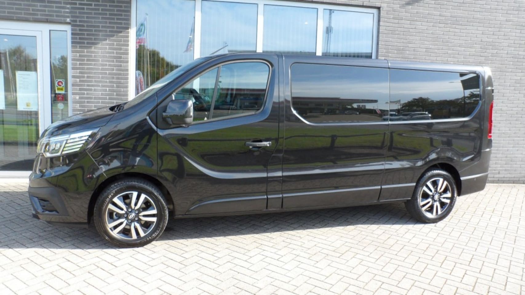 Renault Trafic - 2.0 DCI T30 L2H1 Extra 170 pk Leder bekl. /black edition/ standk - AutoWereld.nl