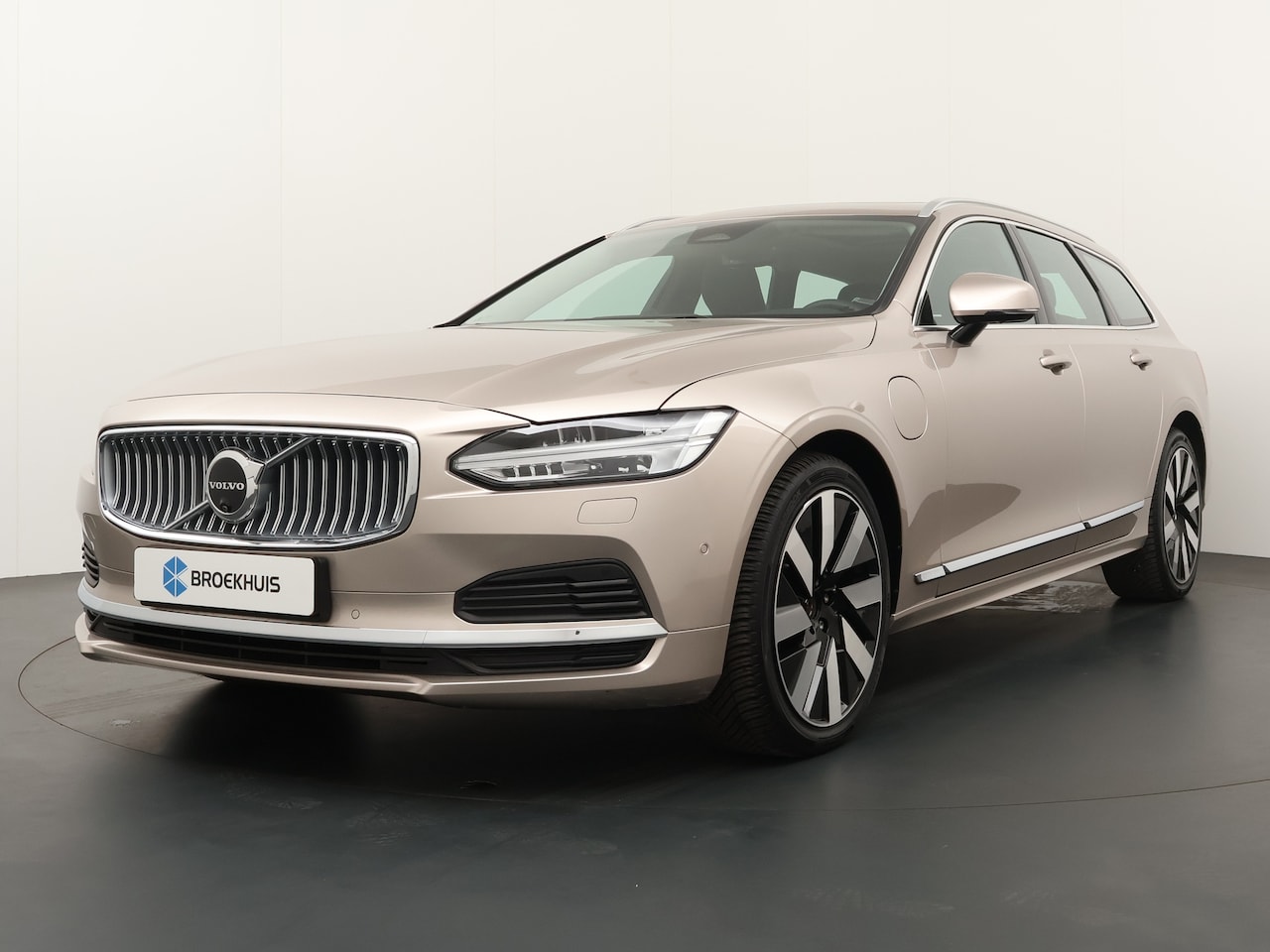 Volvo V90 - T6 Recharge AWD Ultimate Bright | Luchtvering | Bowers&Wilkins | Trekhaak | Massage | Geve - AutoWereld.nl