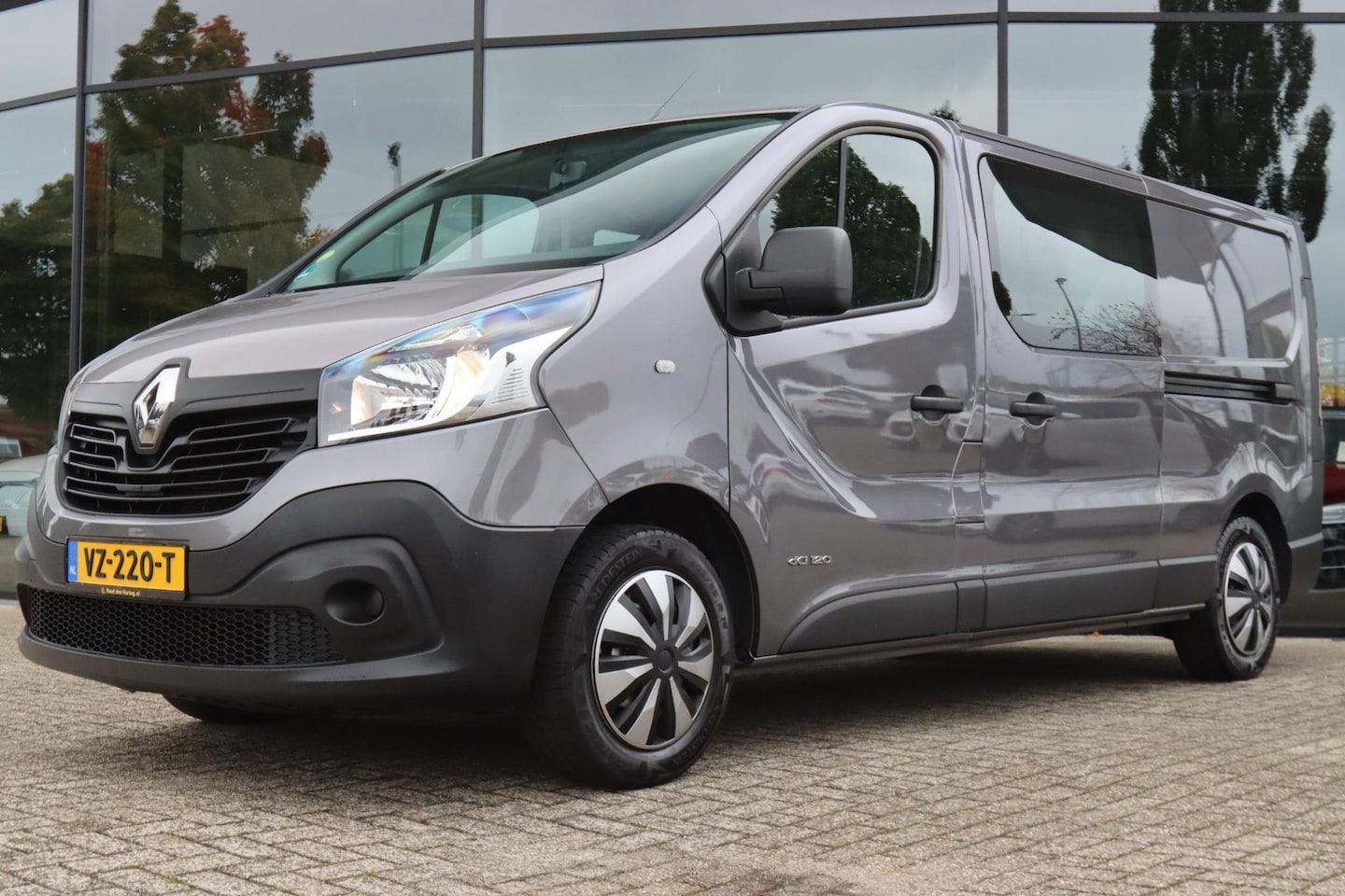 Renault Trafic - 1.6 dCi L2H1 DUBBEL CABINE | 2 SCHUIFDEUREN | NAVI | TREKHAAK | PDC | NAP - AutoWereld.nl