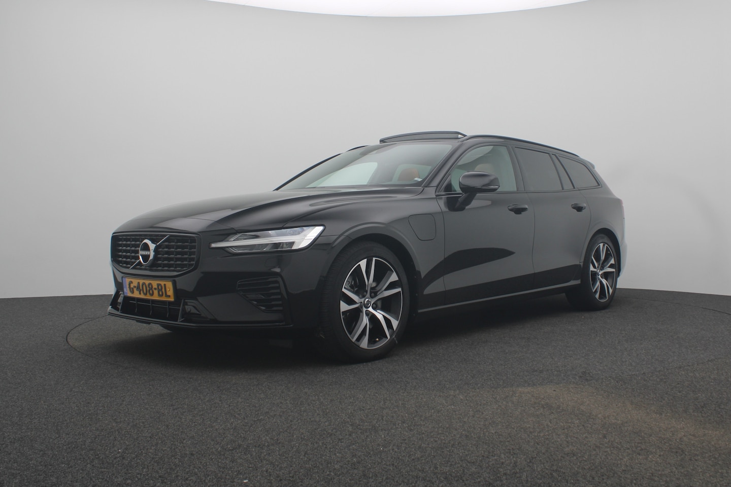 Volvo V60 - 2.0 T8 Twin Engine AWD R-Design | Automaat | Panorama schuif-/ kantel dak | Leder | Elek. - AutoWereld.nl