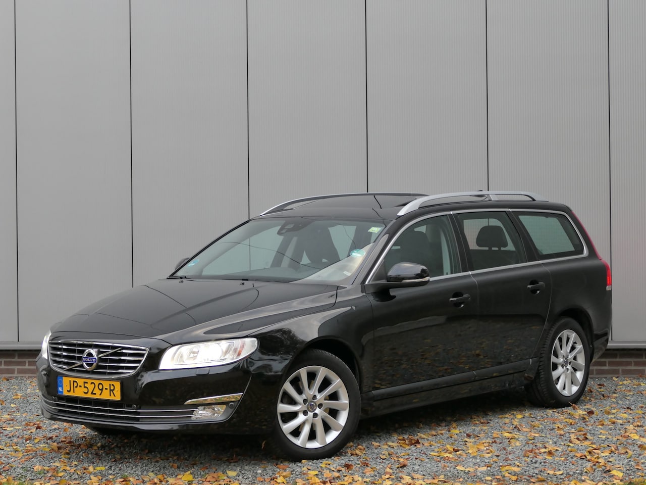 Volvo V70 - T4 AUT Polar+ 12 MND garantie Schuifdak / Leer / Voorruitverwarming / Trekhaak - AutoWereld.nl